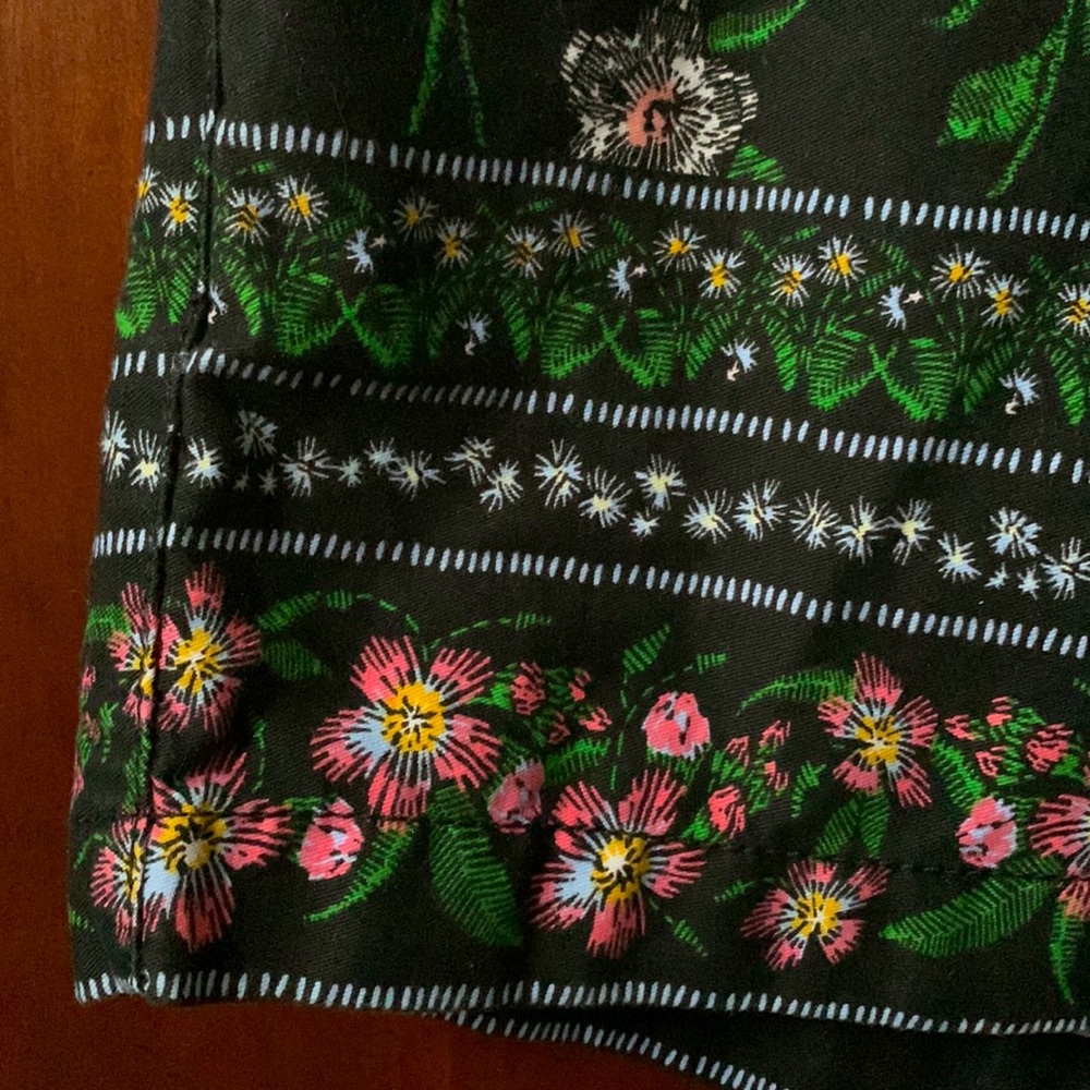 Pretty black floral everyday shorts size 4 - Picture 3 of 9